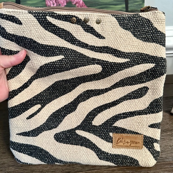 NWT Genuine Leather Zip clutch - Picture 3 of 5